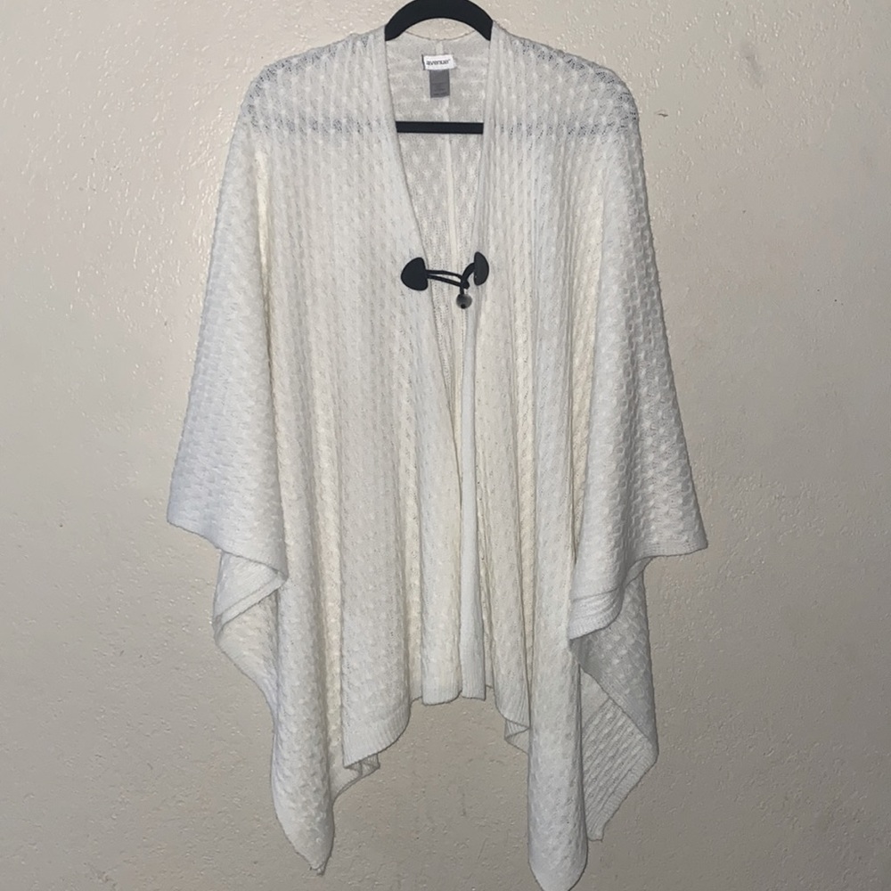 Avenue white  Sweater Shawl.  Women's Size XL. One Size Fits All